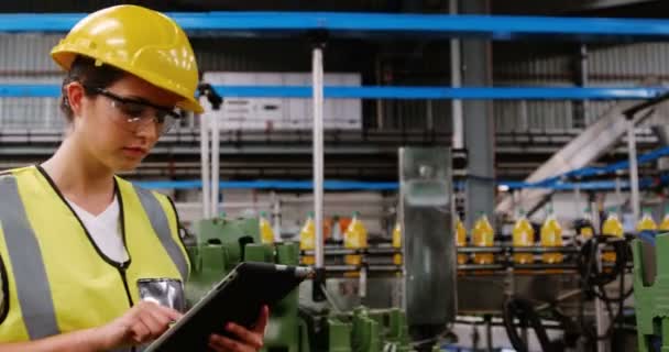 Şişe sayma ise kayıt dijital tablet Bakımı işçi — Stok video