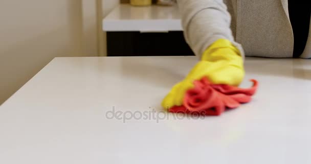 Vrouw schoonmaken keuken werkblad — Stockvideo