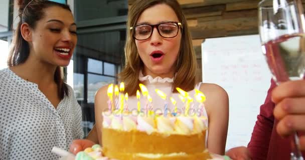 Ejecutivo de negocios celebrando una fiesta de cumpleaños en la oficina — Vídeo de stock