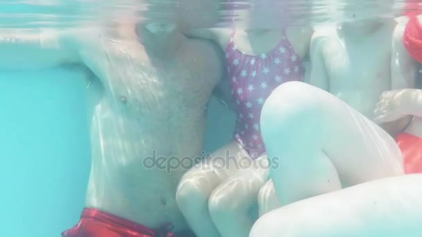 Οι γονείς και τα παιδιά τους σε δίπλα στην πισίνα — Αρχείο Βίντεο