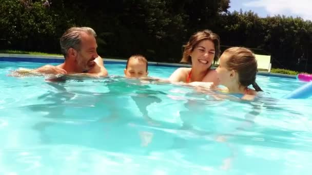 Pais e filhos se divertindo na beira da piscina — Vídeo de Stock