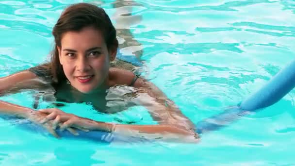 Femme relaxante dans la piscine — Video