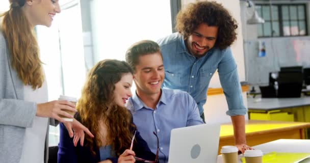 Ejecutivos de negocios discutiendo sobre portátil en la reunión — Vídeos de Stock