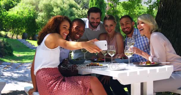 Freunde machen ein Selfie mit dem Handy im Restaurant — Stockvideo
