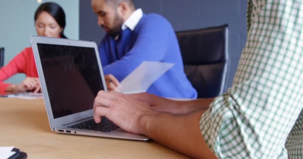 Executivo de negócios masculino usando laptop — Vídeo de Stock