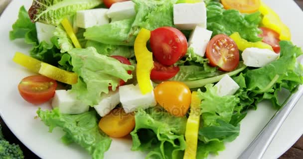 Salada de legumes com barra de granola e fita métrica — Vídeo de Stock