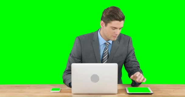 Dizüstü bilgisayar ve dijital tablet kullanarak iş adamı — Stok video