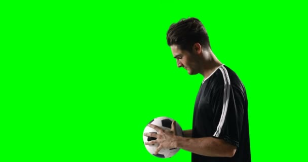 Futbolista sosteniendo un balón — Vídeo de stock