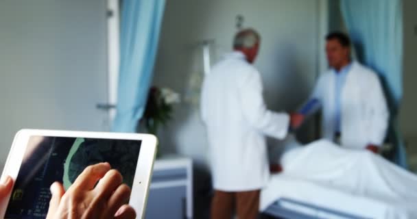 Dokter onderzoekt verslag over digitale tablet — Stockvideo