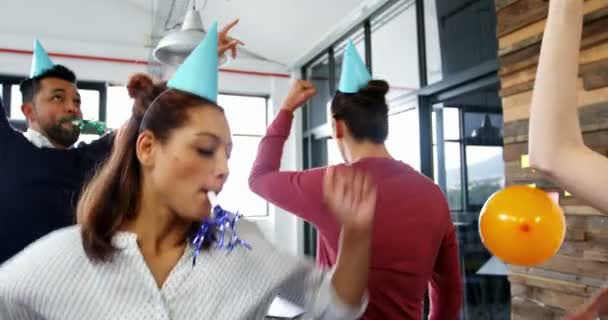 Бізнес-керівники танцюють в офісі — стокове відео