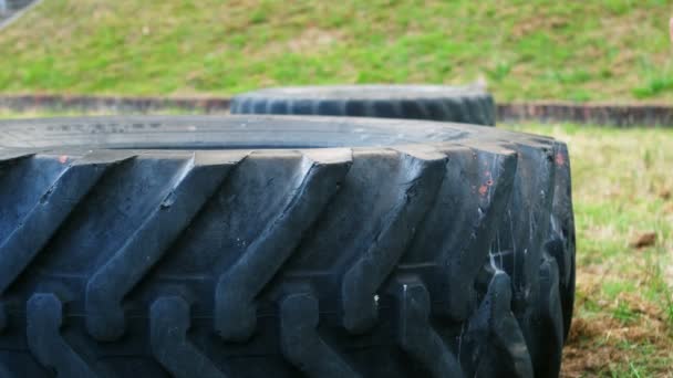 ブート キャンプで大きなタイヤを持ち上げる軍人 — ストック動画