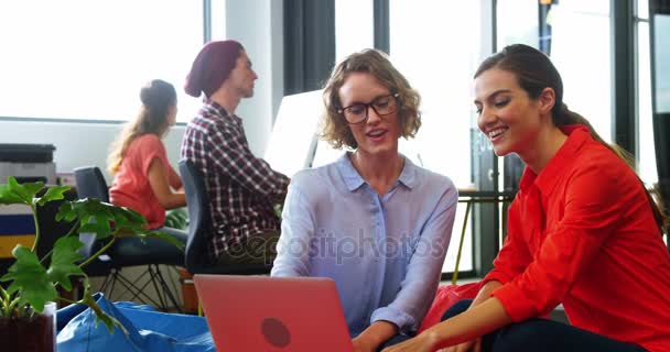 Bedrijfsleiders bespreken over laptop — Stockvideo