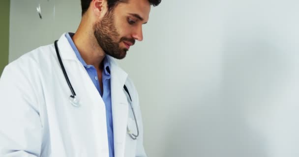 Чоловік лікар втішає пацієнта в палаті — стокове відео