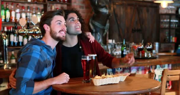 Φίλοι επευφημίες, πίνοντας μπύρα — Αρχείο Βίντεο