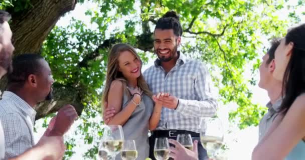 Pareja feliz abrazando mientras sus amigos aplauden durante el almuerzo — Vídeo de stock