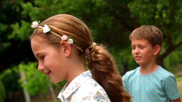 Kinder stehen mit Hula-Hoop-Reifen im Park — Stockvideo