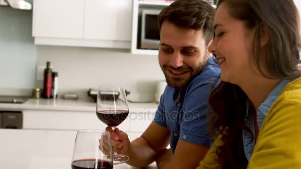 Casal brindar copos de vinho na cozinha — Vídeo de Stock