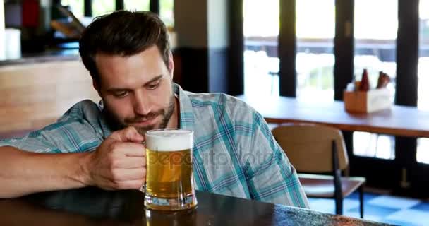 Trieste man met bier bij toog — Stockvideo