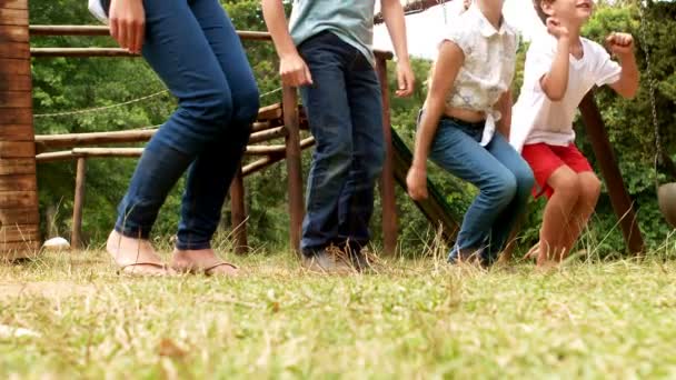 Niños divirtiéndose en el patio — Vídeos de Stock