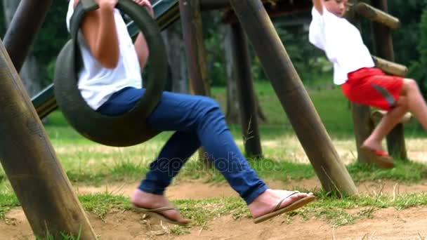 Kinderen spelen in de speeltuin — Stockvideo