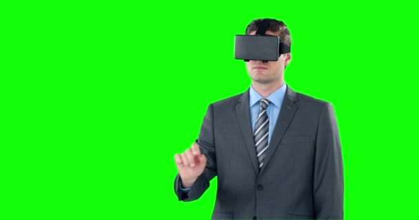 Hombre de negocios feliz usando auriculares de realidad virtual — Vídeo de stock