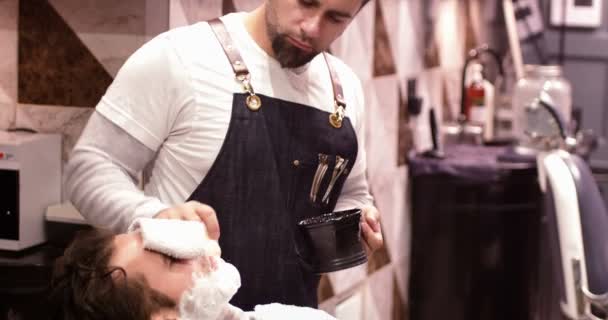 Hombre afeitándose la barba con cepillo de afeitar — Vídeos de Stock