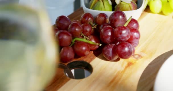 Close-up de copo de vinho branco e frutas na mesa — Vídeo de Stock