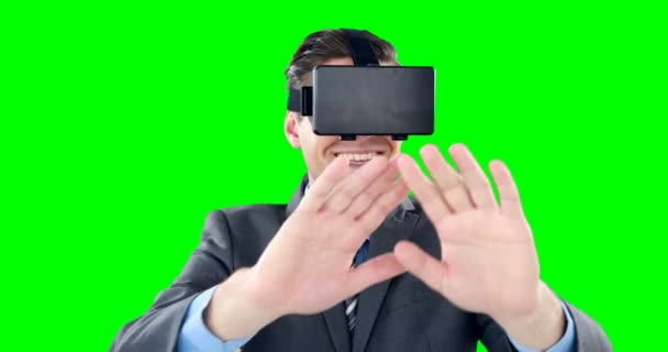 Счастливый бизнесмен с помощью гарнитуры виртуальной реальности — стоковое видео
