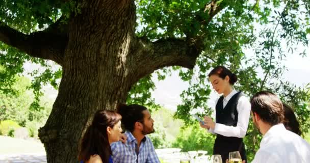 Camarera tomando una orden de parejas — Vídeos de Stock