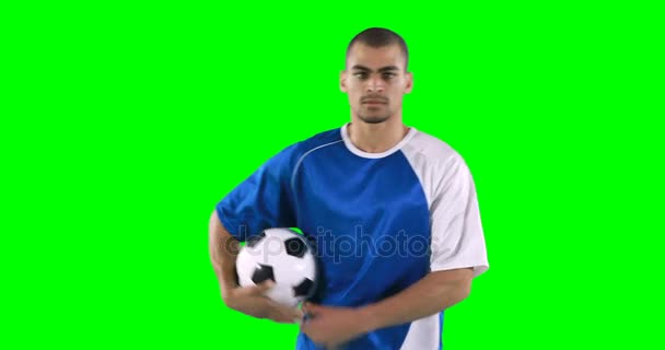 Sonriente jugador de fútbol realizando una habilidad — Vídeo de stock