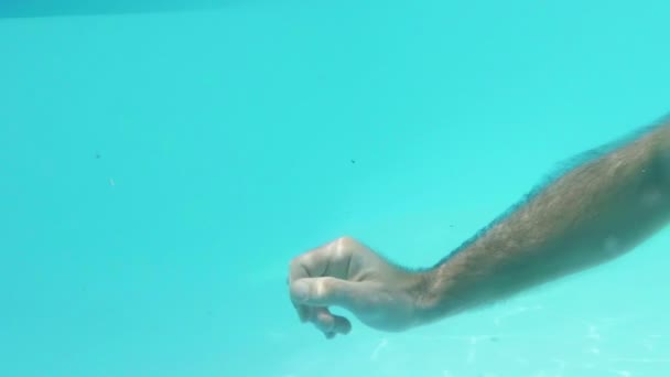 Homem feliz nadando na piscina — Vídeo de Stock