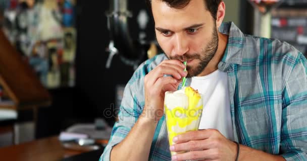 Homem feliz bebendo milkshake — Vídeo de Stock