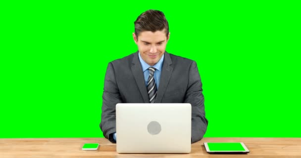 Бізнесмен, використовуючи ноутбук і смарт-телефон — стокове відео