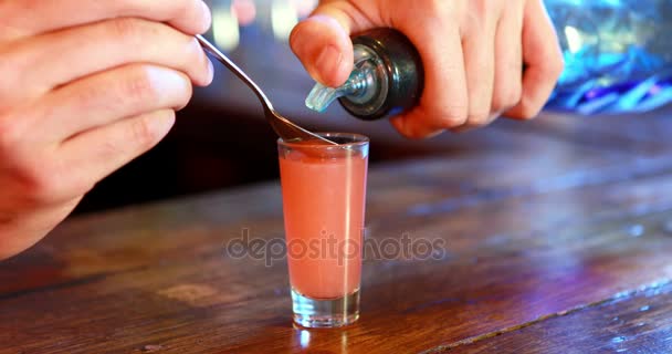 Barman mengen van kleur in tequila op toog — Stockvideo