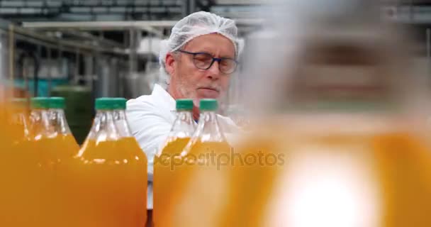 Εργαζόμενος που εξετάζει ένα μπουκάλι στο εργοστάσιο — Αρχείο Βίντεο