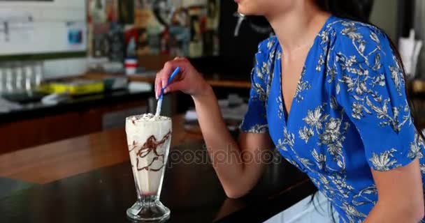Ευτυχισμένη γυναίκα πόσιμο milkshake — Αρχείο Βίντεο