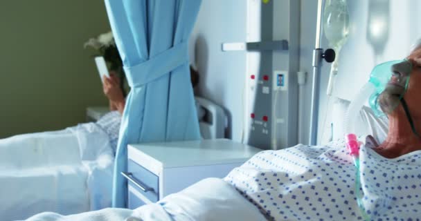 Mulher sênior relaxando na enfermaria — Vídeo de Stock