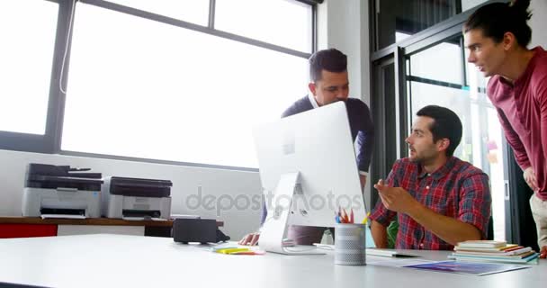 Zakenman bespreken over de computer — Stockvideo