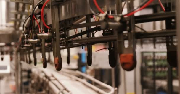 Water bottling line for processing in conveyor belt — Stock Video