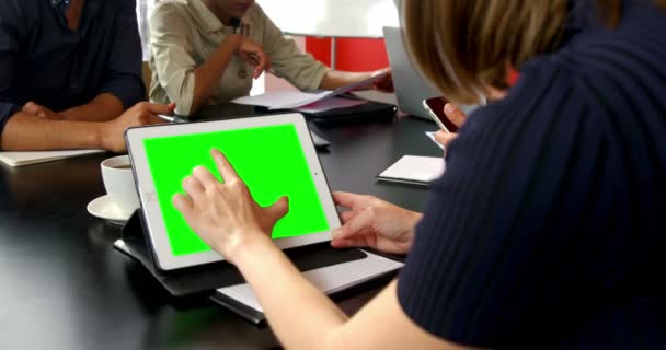 Dijital tablet kullanarak iş yürütme — Stok video