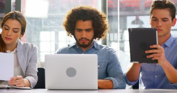 Führungskräfte nutzen Laptop und digitales Tablet bei Besprechungen — Stockvideo