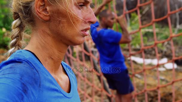 Donna pensierosa in piedi nel campo di addestramento — Video Stock