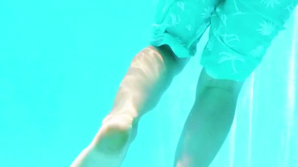 プールで泳いでいる男の子 — ストック動画