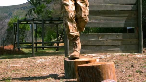 Wojskowy man walking na pniu drzewa cięte — Wideo stockowe