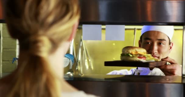 Chef trabajando en un restaurante — Vídeos de Stock