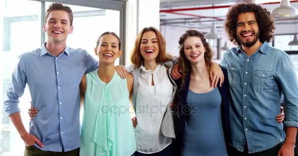 Portrait d'une équipe d'affaires heureuse debout avec les bras autour — Video