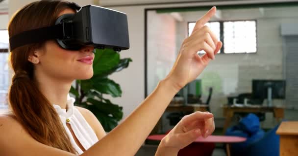 Cégvezető segítségével egy virtuális-valóság sisak — Stock videók