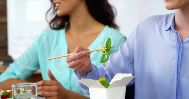 Ejecutivos de negocios comiendo comida durante el almuerzo — Vídeos de Stock