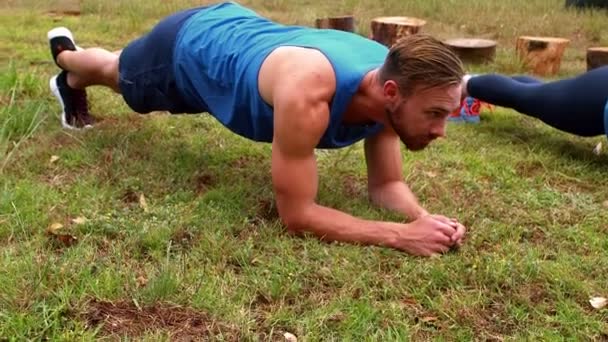 Mann macht Plankübung — Stockvideo