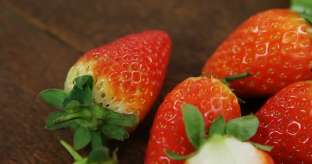 Primer plano de fresas en mesa de madera — Vídeo de stock